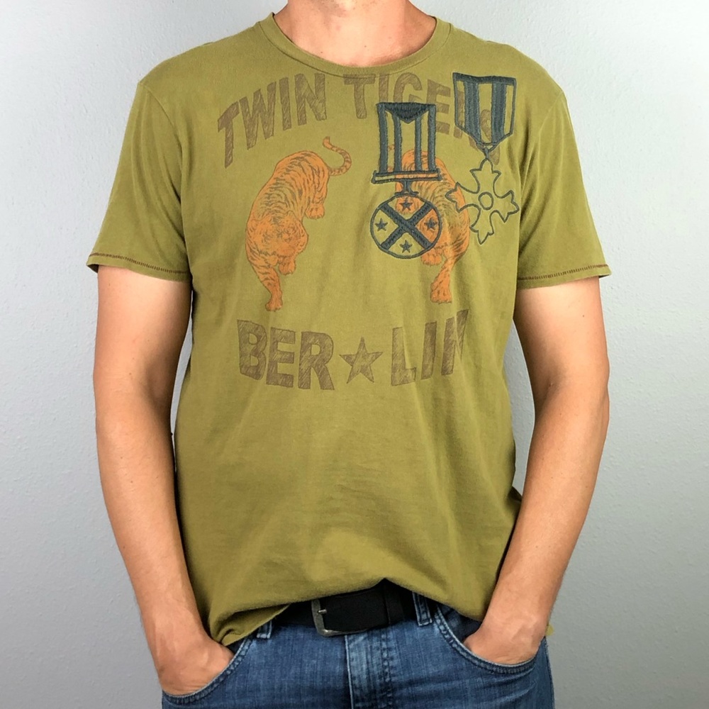 Men’s Guess Graphic T-shirt | Size Large